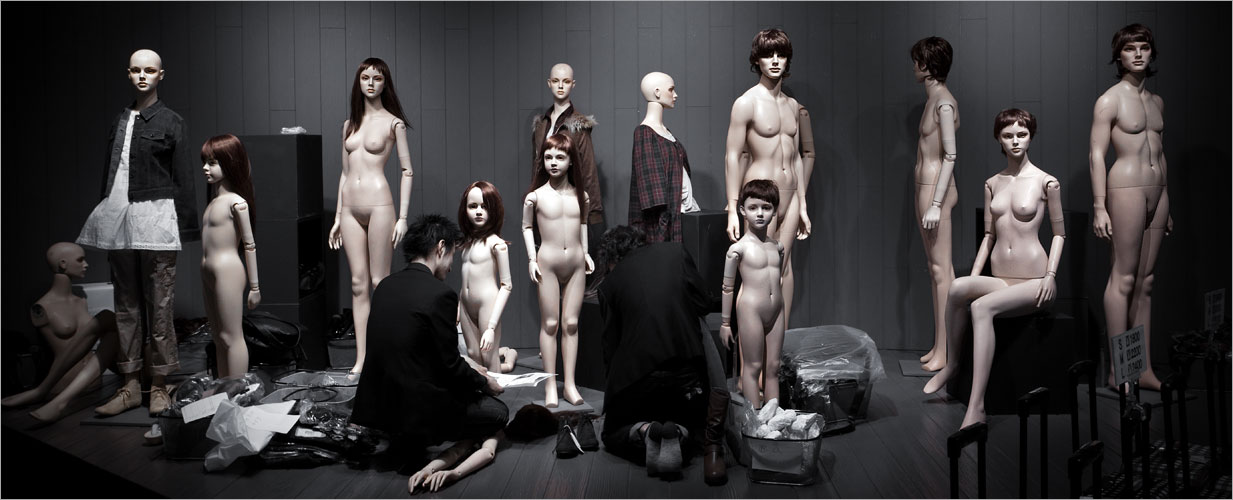 Manikin Dressing. Osaka, 2009