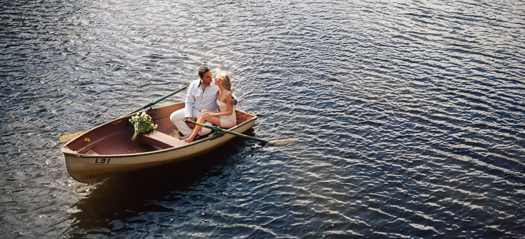 Roslyn & Andrew's lakeside prewedding. A rowboat get away along the lakeside.