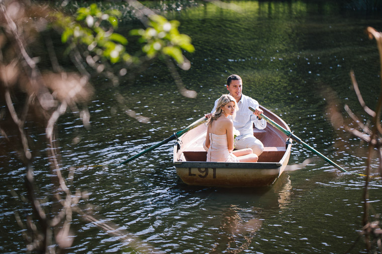 Roslyn & Andrew's lakeside prewedding. A rowboat get away along the lakeside.